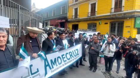 Vigilia de alcaldes cruceños en la ALP exigiendo créditos para desastres naturales