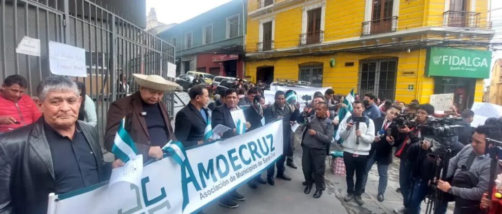 Vigilia de alcaldes cruceños en la ALP exigiendo créditos para desastres naturales