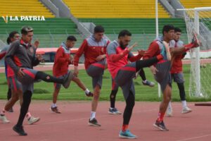 Entrenamiento CDT Real Oruro en el estadio Jesús Bermúdez