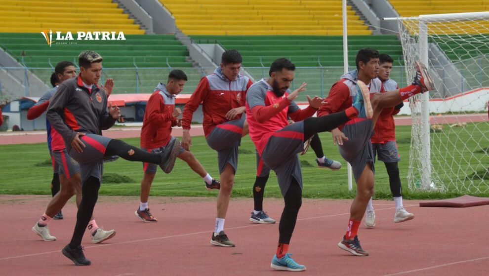 Entrenamiento CDT Real Oruro en el estadio Jesús Bermúdez