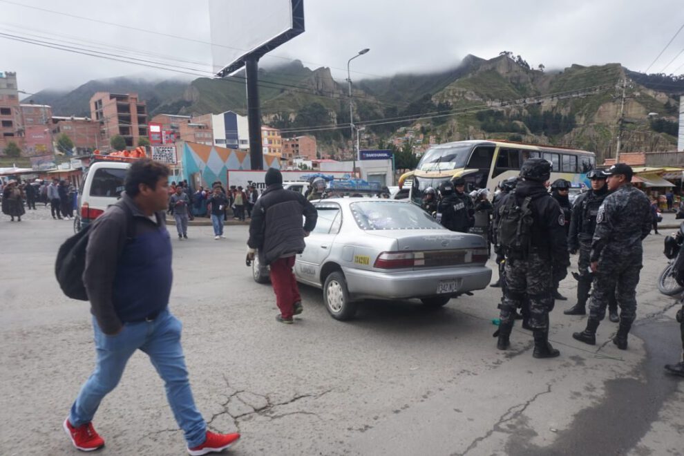 Protesta en La Paz por bloqueo de carreteras por transportistas de los Yungas