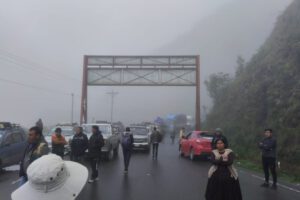 Transporte interprovincial de los Yungas bloqueó Unduavi