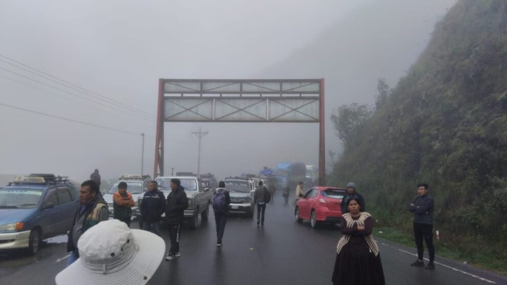 Transporte interprovincial de los Yungas bloqueó Unduavi