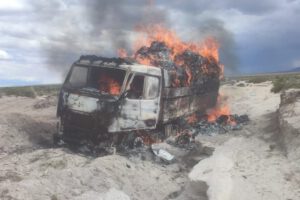 Incineración de camiones con contrabando en Oruro