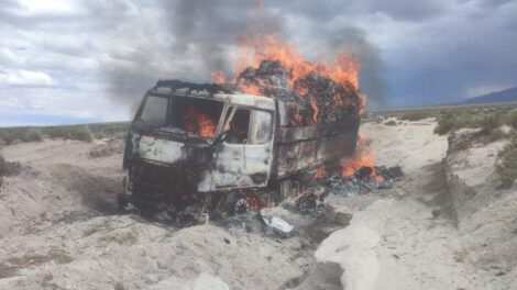 Incineración de camiones con contrabando en Oruro