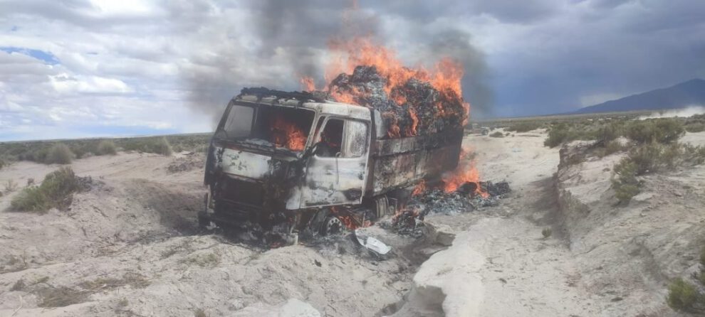 Incineración de camiones con contrabando en Oruro