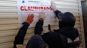 Clausura puesto de comida en el mercado Fermín López
