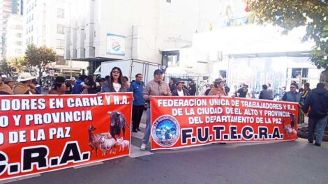 Carniceros de El Alto exigen cierre de Emapa por crisis