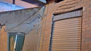 Desajuste en talud pone en riesgo viviendas en Alpacoma