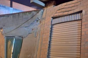 Desajuste en talud pone en riesgo viviendas en Alpacoma