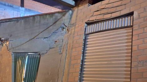 Desajuste en talud pone en riesgo viviendas en Alpacoma