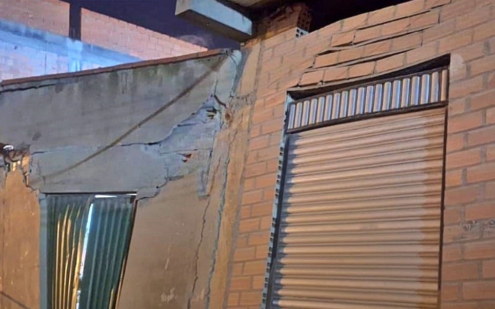 Desajuste en talud pone en riesgo viviendas en Alpacoma