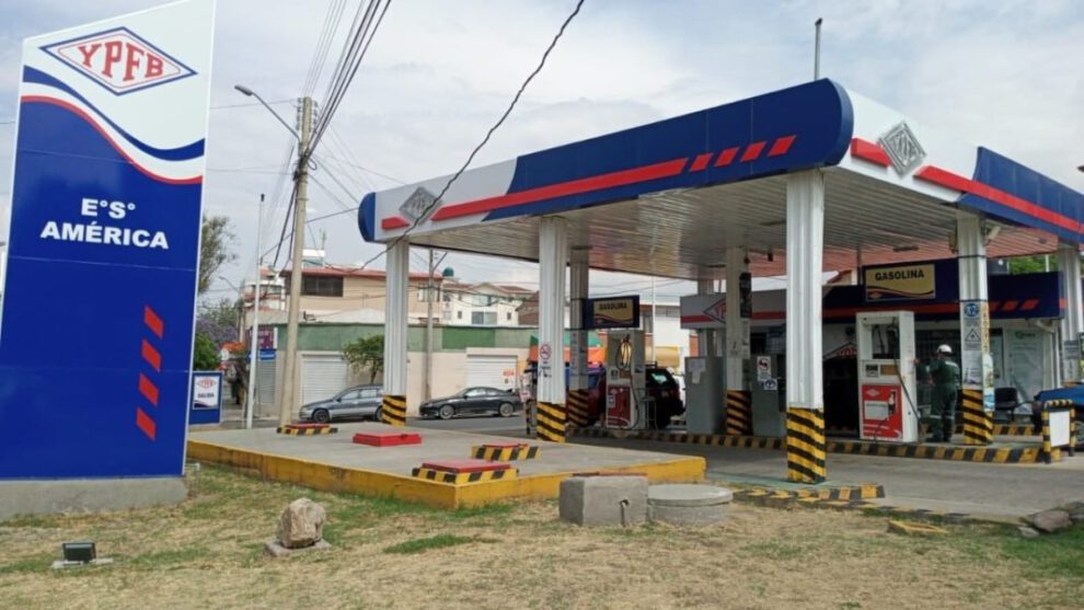 filas por combustible en estaciones de servicio de YPFB