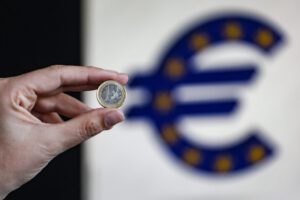 Euro alcanza máximo histórico de 1,11 dólares
