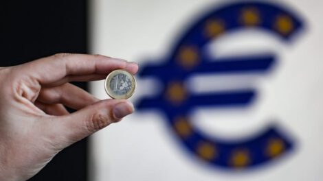 Euro alcanza máximo histórico de 1,11 dólares