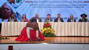 Conversatorio sobre lenguas originarias bolivianas en escuelas de formación de maestros