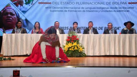 Conversatorio sobre lenguas originarias bolivianas en escuelas de formación de maestros