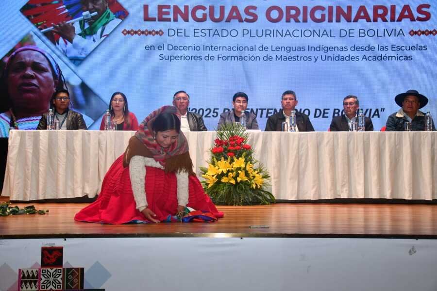 Conversatorio sobre lenguas originarias bolivianas en escuelas de formación de maestros