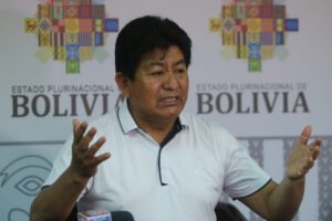 Ministro Montaño reafirma su intención de permanecer en el cargo