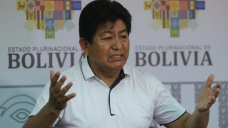 Ministro Montaño reafirma su intención de permanecer en el cargo