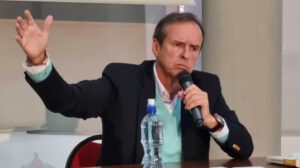 Tuto Quiroga desestima encuestas y reafirma su continuidad en la carrera electoral