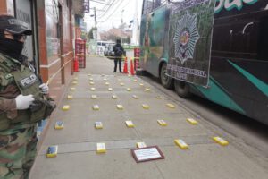 Intervención en Achica Arriba: descubren 40 paquetes de cocaína en un bus