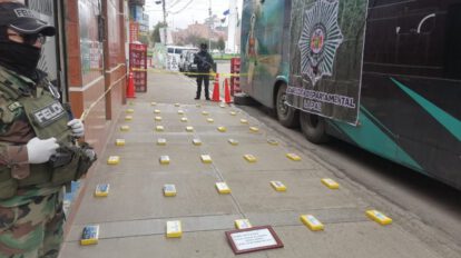 Intervención en Achica Arriba: descubren 40 paquetes de cocaína en un bus