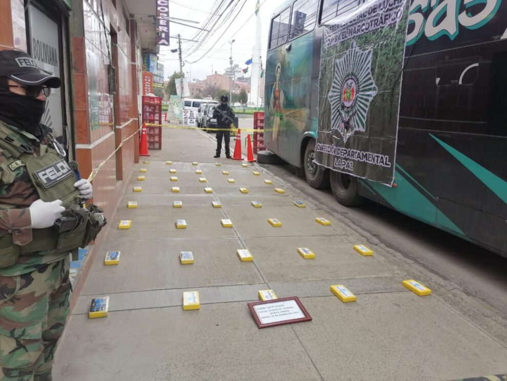 Intervención en Achica Arriba: descubren 40 paquetes de cocaína en un bus