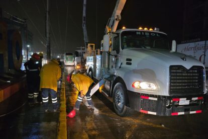 Lluvias afectan red de tensión y deja sin luz a varios sectores de Oruro