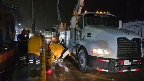 Lluvias afectan red de tensión y deja sin luz a varios sectores de Oruro