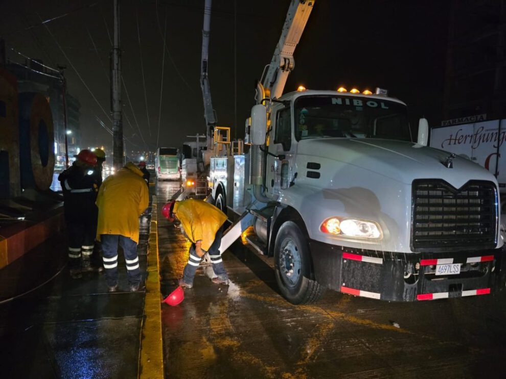 Lluvias afectan red de tensión y deja sin luz a varios sectores de Oruro