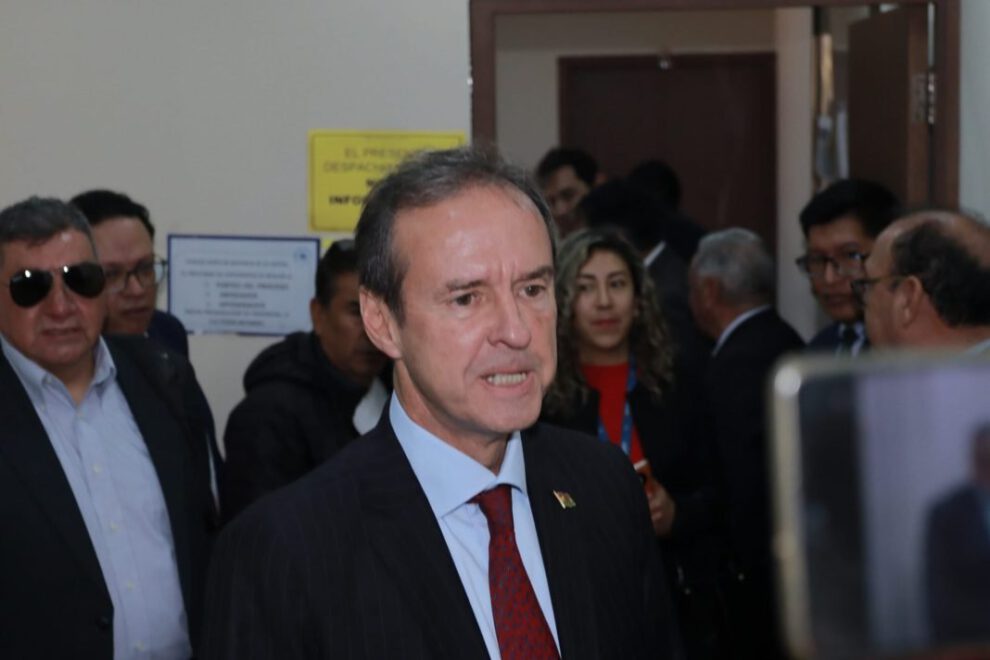 Tuto Quiroga critica el manejo de encuestas para candidato del bloque opositor