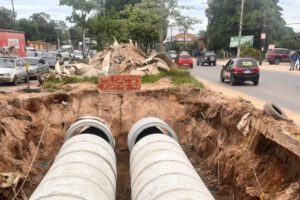 Reparación de hundimiento en el canal del Octavo Anillo en Santa Cruz