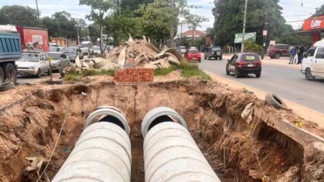 Reparación de hundimiento en el canal del Octavo Anillo en Santa Cruz