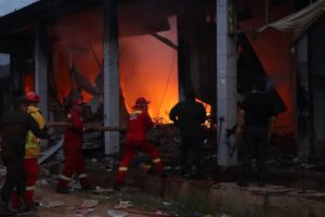 Incendio en Trinidad consume zona comercial