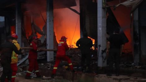 Incendio en Trinidad consume zona comercial