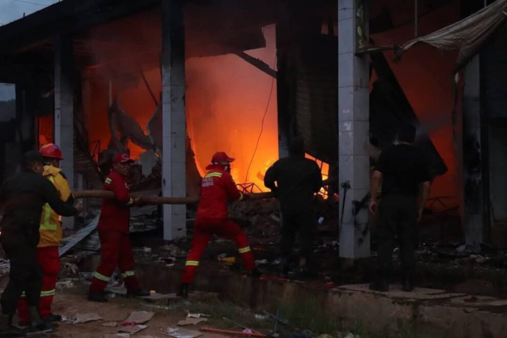 Incendio en Trinidad consume zona comercial