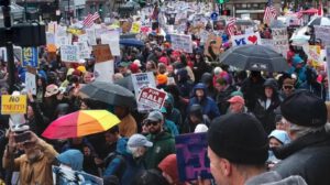 Protestas contra recortes de Trump en EE. UU.