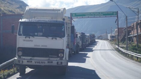 Bloqueo indefinido de transportistas en Los Yungas