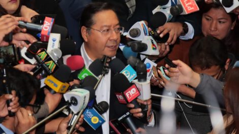 Luis Arce critica propuesta de portación de armas