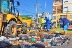 Basura en Cochabamba afecta vías y mercados públicos