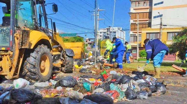 Basura en Cochabamba afecta vías y mercados públicos