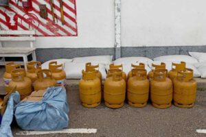 Incautación de mercancía ilegal en operativo de la Armada Boliviana