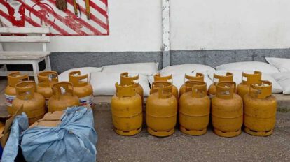 Incautación de mercancía ilegal en operativo de la Armada Boliviana
