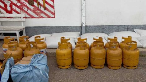 Incautación de mercancía ilegal en operativo de la Armada Boliviana