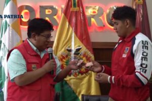 José María Revilla recibe apoyo para representar a Bolivia en el Panamericano de Ráquetbol