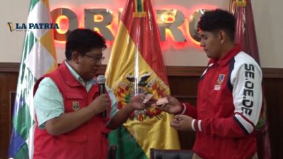 José María Revilla recibe apoyo para representar a Bolivia en el Panamericano de Ráquetbol