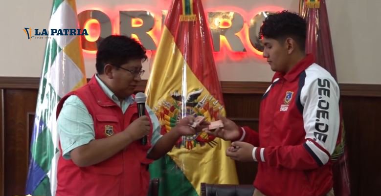 José María Revilla recibe apoyo para representar a Bolivia en el Panamericano de Ráquetbol