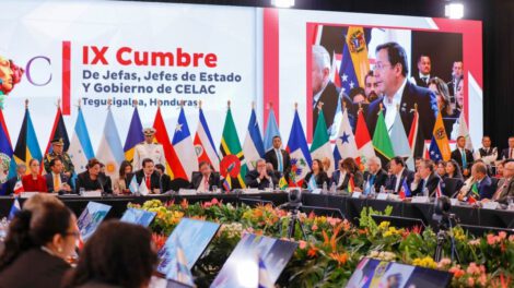 Luis Arce denuncia estrategias desestabilizadoras en la Celac