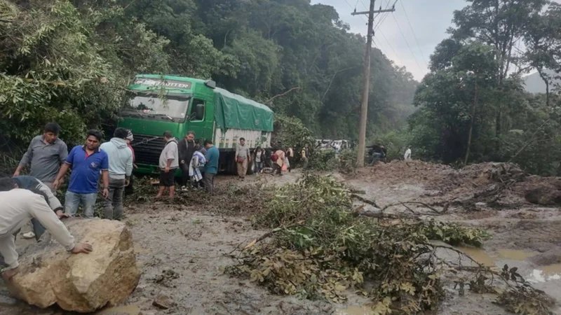 Deslizamiento de tierra en carretera Cochabamba - Santa Cruz